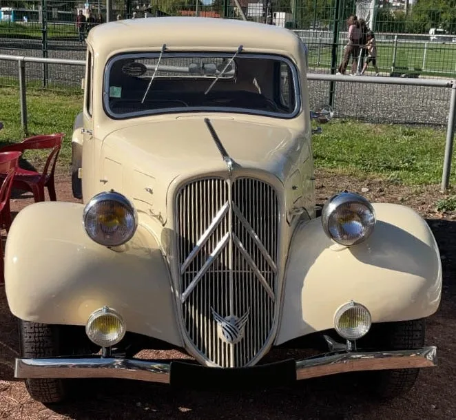 Photographie d'une ancienne Traction avec un detailing intérieur extérieur et un lustrage chez Cars in Style à Grenoble