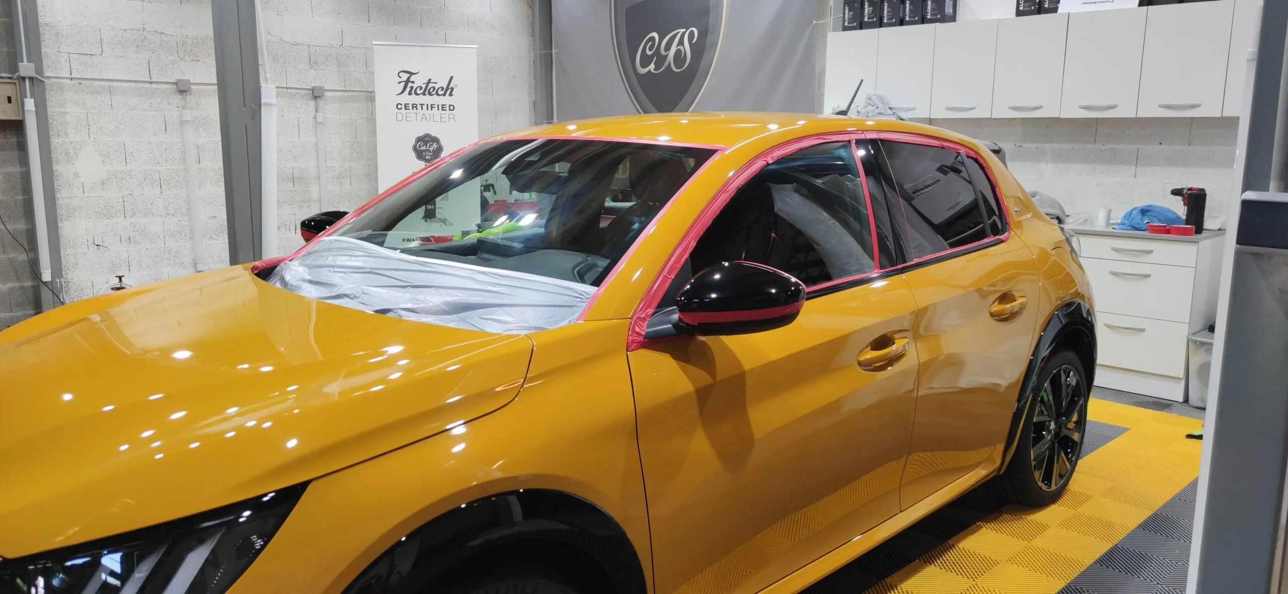 Photographie d'un véhicule préparé avant le polissage de la carrosserie chez Cars in Style près de Grenoble