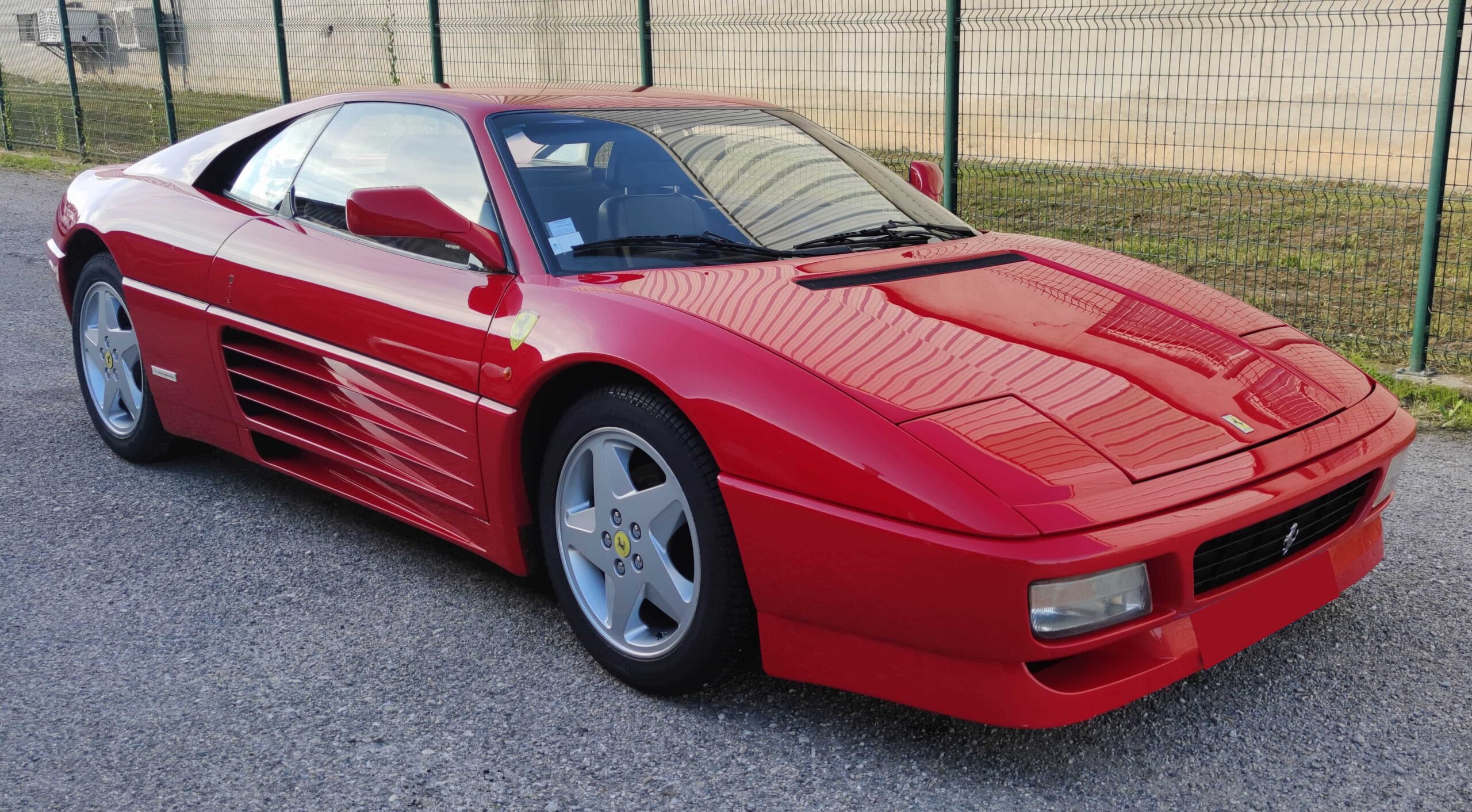 Photographie d'une Ferrari après detailing intérieur, extérieur et lustrage et pose d'une cire synthétique